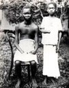 "Two youths from the Equator District", Schwarz-Weiß-Photographie, ca. 1904, Photographin: Alice Harris / Anti-Slavery International; Bildquelle: Twain, Mark: King Leopold's Soliloquy: A Defense of His Congo Rule, 2. Aufl., Boston 1905, wikimedia commons http://en.wikipedia.org/wiki/File:Amputated_Congolese_youth.jpg. 