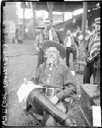 Chicago Daily News Photographers: William Frederick (Buffalo Bill) Cody (1846–1917) sitting in a chair in front of grandstand seating in Cub's ballpark, Chicago, Schwarz-weiß-Photographie, 1916; Bildquelle: Library of Congress, http://hdl.loc.gov/loc.ndlpcoop/ichicdn.n066930.