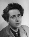 Fred Stein, Portrait von Hannah Arendt (1906–1975), Schwarz-Weiß-Photographie, nach 1940; Bildquelle: Bildagentur für Kunst, Kultur und Geschichte (bpk), Bildnummer 10002519 / Fred Stein.
