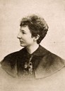 Dr. Anita Augspurg (1857–1943), black-and-white photograph, 1902, photographer: Sophie Goudstikker (1865–1924), Atelier Elvira; source: portrait.kaar.at, http://portrait.kaar.at/Verschiedene%2019.Jhd/image20.html. 