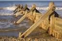 Buhne bei Mundesley (Norfolk, Großbritannien), Farbphotographie, August 2008, Photograph: Michael Maggs; Bildquelle: Wikimedia Commons, http://commons.wikimedia.org/wiki/File:Groyne_at_Mundesley,_Norfolk.JPG, Creative Commons Attribution ShareAlike 3.0 Germany.