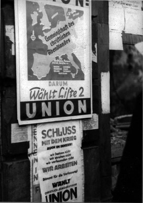 Wahlplakat der CDU zur hessischen Landtagswahl 1946, Schwarz-Weiß-Photographie, 1946, unbekannter Photograph; Bildquelle: © Institut für Stadtgeschichte Frankfurt http://www.stadtgeschichte-ffm.de/index.html, http://www.ffmhist.de/ffm33-45/portal01/portal01.php?ziel=t_ak_landtagswahlen_1946_1950, S7Z 1946 32.