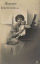 „Mutterglück“, Bildpostkarte, um 1900, unbekannter Photograph; Bildquelle: Zenodot Verlagsgesellschaft mbH, Zeno.org, http://www.zeno.org/nid/20000720313. gemeinfrei