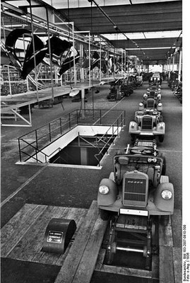 Scherl Verlag / Opel Werkfoto: Die neue Lastwagenfabrik, Wek Brandenburg, der Adam Opel A.G; Schwarz-weiß-Photographie, 1936; Bildquelle: Deutsches Bundesarchiv Bild 183-2007-0910-500, http://www.bild.bundesarchiv.de/archives/barchpic/search/_1327588858/?search[form][SIGNATUR]=Bild+183-2007-0910-500.