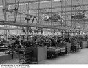 Rolf Unterberg: Produktion des VW Käfer im Volkswagenwerk Wolfsburg, Schwarz-weiß-Photographie, 1953; Bildquelle: Deutsches Bundesarchiv, http://www.bild.bundesarchiv.de/cross-search/search/_1327667146/?search[view]=detail&search[focus]=71.