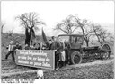 Kurbjuhn: Landwirtschaftliche Produktionsgenossenschaft Drakendorf, Schwarz-weiß-Photographie, 1953; Bildquelle: Deutsches Bundesarchiv, Bild 183-18524-0003,http://www.bild.bundesarchiv.de/cross-search/search/_1329225290/?search[view]=detail&search[focus]=1. 