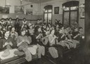 Schulmädchen stricken für die Front, 1917–1918