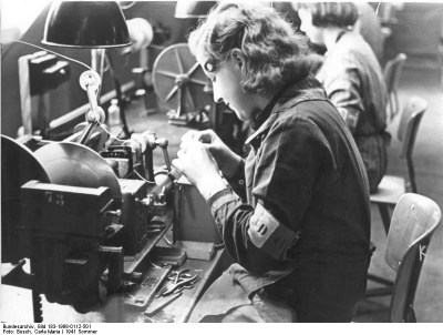 Dänische Zwangsarbeiterin mit Armbinde 1941 IMG