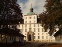 Schloss Gottorf, Farbphotographie, 2007, unbekannter Photograph; Bildquelle: Wikimedia Commons, https://commons.wikimedia.org/wiki/File:Gottorf,_Portal_und_Wachh%C3%A4user.JPG, gemeinfrei. 