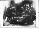 Englische Marinesoldaten öffnen eine Konservendose mit einem Bajonett 1914 IMG