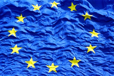 Die Europaflagge aufgenommen im Rahmen der Festlichkeiten zur EU-Osterweiterung am 1. Mai 2004 in Brüssel.  Europaflagge, Farbphotographie, 2004; Bildquelle: © European Union, 2010, P-010398/05-16, http://ec.europa.eu/avservices/download/photo_download_en.cfm?id=184307.