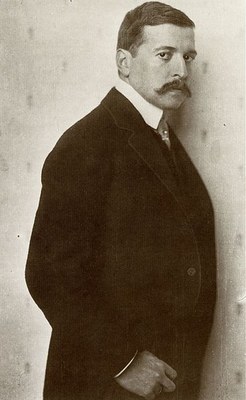 Nicola Perscheid (1864–1930), Portrait Hugo von Hofmannsthal (1874–1929), schwarz-weiß Photographie, um 1910; Bildquelle: wikimedia commons, http://commons.wikimedia.org/wiki/File:Nicola_Perscheid_-_Hugo_von_Hofmannsthal_1910.jpg.