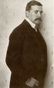 Nicola Perscheid (1864–1930), Portrait Hugo von Hofmannsthal (1874–1929), schwarz-weiß Photographie, um 1910; Bildquelle: wikimedia commons, http://commons.wikimedia.org/wiki/File:Nicola_Perscheid_-_Hugo_von_Hofmannsthal_1910.jpg.