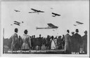 Crowd watching seven planes in air at Belmont Park air show, New York, Schwarz-Weiß-Photographie, 30. Oktober 1910, unbekannter Photograph; Bildquelle: Library of Congress (Reproduction Number: LC-USZ62-45022), http://www.loc.gov/pictures/resource/cph.3a45232/. 