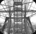 World's Columbian Exposition: Ferris Wheel, Chicago, United States, 1893; [View through support wires from one gondola to gondolas opposite on], Schwarz-Weiß-Photographie, 3.25 x 4 in., unbekannter Photograph, 1893; Bildquelle: Brooklyn Museum Archives. Goodyear Archival Collection. Visual materials [6.1.016]: World's Columbian Exposition lantern slides (1893), http://www.brooklynmuseum.org/opencollection/archives/image/353/set/4dfa4f9f0e1e7c971cdd679451853e74?referring-q=Ferris+Wheel. 
