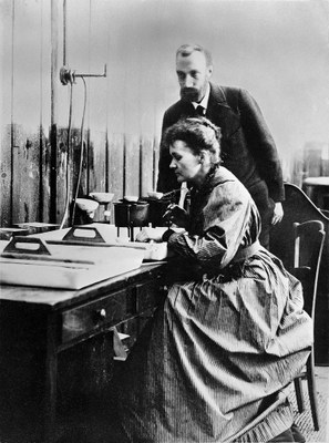 Marie Curie und ihr Mann im Labor
