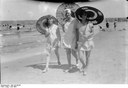 Urlauber am Strand, Deutschland, schwarz-weiß Photographie, 1928, unbekannter Photograph; Bildquelle: Deutsches Bundesarchiv (German Federal Archive), Bild 102-06234, wikimedia commons, http://commons.wikimedia.org/wiki/File:Bundesarchiv_Bild_102-06234,_Badefreuden_am_Strand.jpg. licensed under the Creative Commons Attribution-Share Alike 3.0 Germany license.