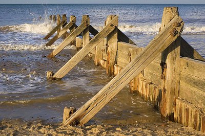 Buhne bei Mundesley (Norfolk, Großbritannien), Farbphotographie, August 2008, Photograph: Michael Maggs; Bildquelle: Wikimedia Commons, http://commons.wikimedia.org/wiki/File:Groyne_at_Mundesley,_Norfolk.JPG, Creative Commons Attribution ShareAlike 3.0 Germany.