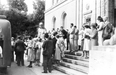 Departure by the bus from the ILO, 1940