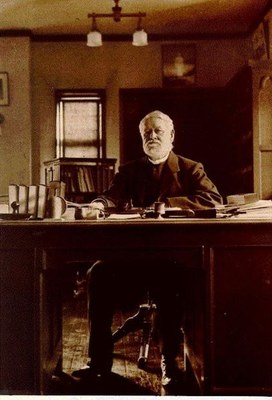 unbekannter Photograph, s-w Photographie, vor 1913. Bildunterschrift: "Briggs an seinem Schreibtisch". Bildquelle: http://www.wfu.edu/~horton/r102/ho1.html, Rechtehinweis: Mit freundlicher Genehmigung der Burke Theological Library Archives (Columbia University), New York. 