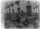 "Our wholesome macaroni drying in the dirty streets of Naples, Italy", Stereograph einer schwarz-weiß Photographie, ohne Datum [ca. 1897], unbekannter Photograph; Bildquelle: Library of Congress, Prints and Photographs Division Washington, http://hdl.loc.gov/loc.pnp/cph.3b39540. 