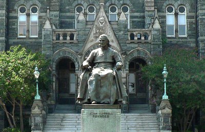 Jerome Connor (1874–1943), Statue von John Carroll (1735–1815), Georgetown University, Photograph: Patrickneil ; Bildquelle: Wikimedia Commons, Creative Commons-Lizenz Namensnennung-Weitergabe unter gleichen Bedingungen 3.0 Unported.