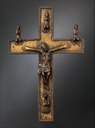 Kruzifix (Kongo-Völker), Messing, frühes 17. Jahrhundert; Bildquelle: © Bildagentur für Kunst Kultur und Geschichte (bpk) | MMA, Bildnummer: 00087662, Standort des Originals: The Metropolitan Museum of Art, New York. 