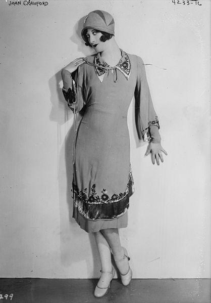 Joan Crawford: Frauenmode der 1920 er Jahre, schwarz-weiß Photographie, unbekannter Photograph; Bildquelle: Library of Congress Prints and Photographs Division Washington, http://www.loc.gov/pictures/item/ggb2006000004/.