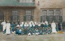 Der Arzt Dugald Christie (1855–1936) mit Mitarbeitern und Patienten, Mukden Krankenhaus, Mandschurei, 1905