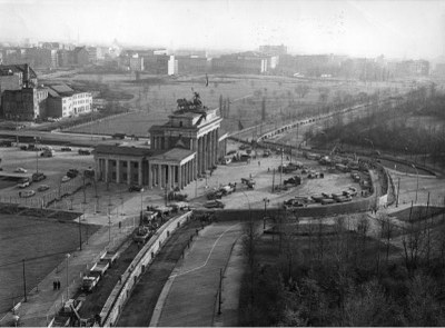 Bau der Berliner Mauer am Brandenburger Tor 1961