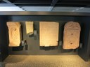 Römische Fundstücke vor dem Eingang zu den Römischen Badruinen IMG