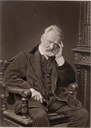 Victor Hugo (1802–1885), Schwarz-Weiß-Photographie, ca. 1875, Photograph: Comte Stanisław Julian Ostroróg dit Walery (1830–1890); Bildquelle: Horne, Charles F.: Great Men and Famous Women: A Series of Pen and Pencil Sketches of the Lives of More Than 200 of the Most Prominent Personages in History, New York 1894, vol. 7, S. 163, wikimedia commons, http://commons.wikimedia.org/wiki/File:Walery_-_Victor_Hugo.jpg, gemeinfrei