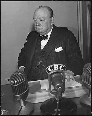 Winston Churchill (1874–1965), Schwarz-Weiß-Photographie, 1943, unbekannter Photograph; Bildquelle: © Franklin D. Roosevelt Presidential Library and Museum [http://docs.fdrlibrary.marist.edu/wwphotos.html], Photos of World War II, http://docs.fdrlibrary.marist.edu/images/photodb/23-0201a.gif.