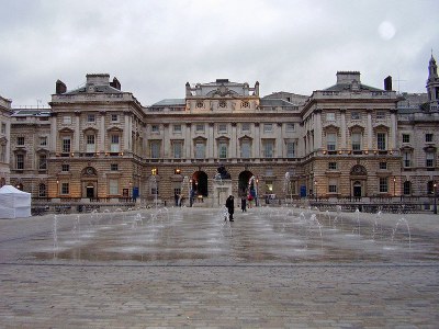 Somerset House, Farbphotographie, 2006, Photograph: Ham; Bildquelle: Wikimedia Commons, http://commons.wikimedia.org/wiki/File:Somerset_House_Strand_Block.JPG  Creative Commons Attribution-Share Alike 3.0 Unported Lizenz