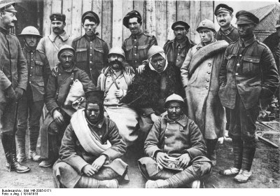 British and French soldiers in German captivity, black-and-white photograph, 1914, unknown photographer; source: Deutsches Bundesarchiv (German Federal Archive), Bild 146-2005-0171, Wikimedia Commons, http://commons.wikimedia.org/wiki/File:Bundesarchiv_Bild_146-2005-0171,_Kriegsgefangene_Engl%C3%A4nder_und_Franzosen.jpg.Creative Commons Attribution-Share Alike 3.0 Germany license. 