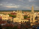Die Kathedrale von Burgos, Farbphotographie, 2007, Photograph: FAR; Bildquelle: Wikimedia Commons, http://commons.wikimedia.org/wiki/File:Catedral_de_Burgos-Parador.JPG?uselang=deCreative Commons-Lizenz Namensnennung-Weitergabe unter gleichen Bedingungen 3.0 Unported