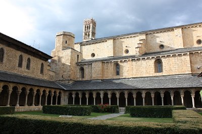 Die Kathedrale von Urgell, Farbphotographie, 2010, Photograph: Ermengol Patalín; Bildquelle: Wikimedia Commons, http://commons.wikimedia.org/wiki/File:Catedral_d%27Urgell,_claustre_2.JPG?uselang=es Creative Commons Genérica de Atribución/Compartir-Igual 3.0.