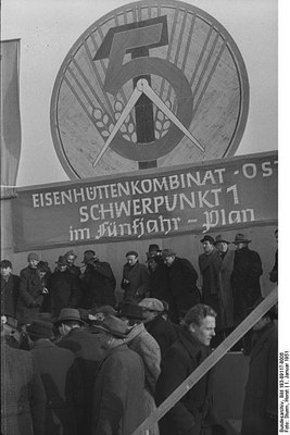 Grundsteinlegung im Hüttenkombinat Ost, Schwarz-Weiß-Photographie, DDR 1951, Photograph: Horst Sturm; Bildquelle: Deutsches Bundesarchiv (German Federal Archive), Bild 183-09117-0006, wikimedia commons, http://commons.wikimedia.org/wiki/File:Bundesarchiv_Bild_183-09117-0006,_Grundsteinlegung_im_H%C3%BCttenkombinat_Ost.jpg?uselang=de  Creative Commons Attribution-Share Alike 3.0 Germany