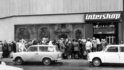 Warteschlange vor einem Intershop, Schwarz-Weiß-Photographie, DDR unbekanntes Datum, unbekannter Photograph; Bildquelle: Deutsche Presseagentur (dpa), © dpa