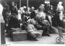 Deutsche Flüchtlinge aus dem Osten am Lehrter Bahnhof in Berlin 1945 IMG