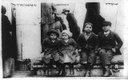 Vier Flüchtlingskinder aus Thessaloniki an Bord eines Schiffes, schwarz-weiß Photographie, ohne Datum [1912 oder 1913], unbekannter Photograph; Bildquelle: Library of Congress, George Grantham Bain Collection, Reproduction Number: LC-USZ62-93418 (b&w film copy neg.), http://hdl.loc.gov/loc.pnp/cph.3b46719.