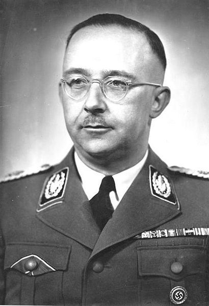 Heinrich Himmler (1900–1945), schwarz-weiß Photographie, Deutschland, Photograph: Friedrich Franz Bauer (1903–1972); Bildquelle: Deutsches Bundesarchiv (German Federal Archive), Bild 183-S72707, wikimedia commons, http://commons.wikimedia.org/wiki/File:Bundesarchiv_Bild_183-S72707,_Heinrich_Himmler.jpg?uselang=de. 