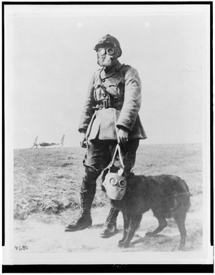 Anonym: Equipt (sic) for the trenches, Schwarz-Weiß-Fotografie, ca. 1914–1918; Bildquelle: Library of Congress Prints and Photographs Division, LC-USZ62-115014, http://www.loc.gov/pictures/resource/cph.3c15014/, gemeinfrei.