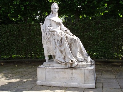 Statue der Kurfürstin Sophie von Hannover (1630–1714) in den Herrenhäuser Gärten, Farbphotographie, 2007, Photograph: Doktor boris kater; Bildquelle: Wikimedia Commons, http://commons.wikimedia.org/wiki/File:Sophie1696-1714.jpg?uselang=de.