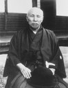 Shigenobu Ōkuma (1838–1922), schwarz-weiß Photographie, 27x21 cm, unbekannter Photograph [vor 1923]; Bildquelle: National Diet Library, Japan, Portraits of Modern Japanese Historical Figures, http://www.ndl.go.jp/portrait/e/datas/33.html?c=0