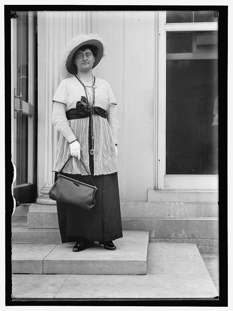 Rosika Schwimmer (1877–1948), black-and-white photograph, 1914, unknown photographer, Harris & Ewing, Inc.; source: Library of Congress, Harris & Ewing Collection, http://hdl.loc.gov/loc.pnp/hec.04641.