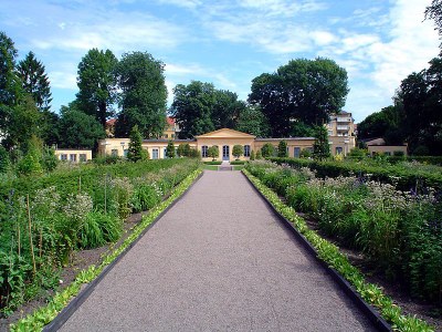 Linné-Garten in Uppsala, Farbphotographie, 2005, Photograph: Andreas Trepte; Bildquelle: Wikimedia Commons, http://commons.wikimedia.org/wiki/File:CarlvonLinne_Garden.jpg?uselang=de. 