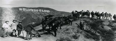 The Sign is unveiled in 1923 as a billboard for a real estate development company, Schwarz-weiß-Photographie, 1923, unbekannter Photograph; Bildquelle: (The Hollywood Sign Trust, http://www.hollywoodsign.org.