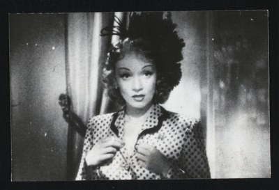 Marlene Dietrich (1901–1992), undatierte Schwarz-weiß-Photographie, unbekannter Photograph (Billy Rose Theatre Collection); Bildquelle: New York Public Library, http://digitalgallery.nypl.org/nypldigital/id?th-08656.