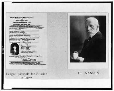 League passport for Russian refugees (left),  Fridtjof Nansen (right), Schwarz-Weiß-Photographie, ca. 1924–1930, unbekannter Photograph; Bildquelle: Library of Congress Prints and Photographs Division, LC-USZ62-121987, http://hdl.loc.gov/loc.pnp/cph.3c21987, gemeinfrei.